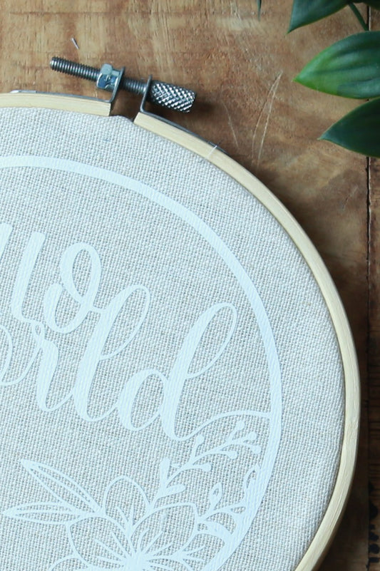 Wandcirkel 'Hello World'