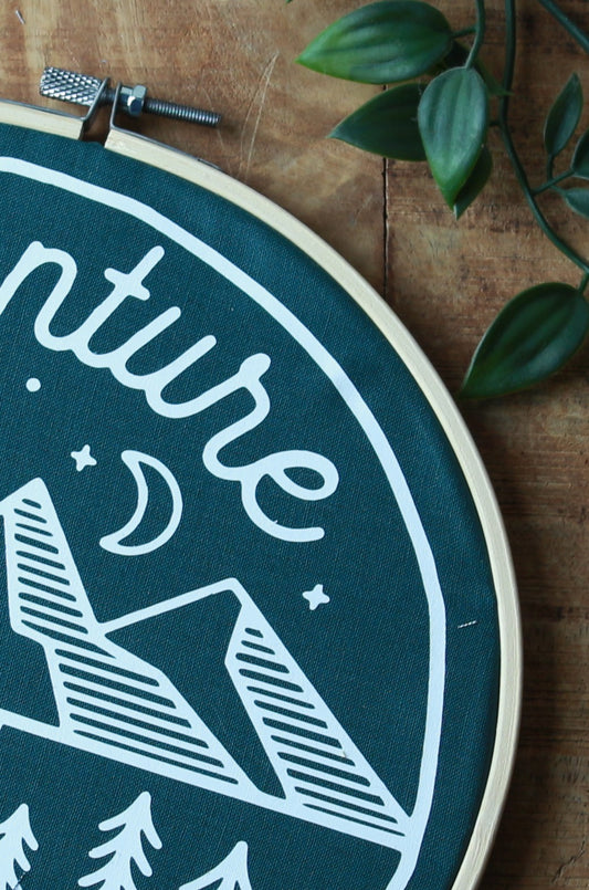 Wandcirkel "Adventure awaits"