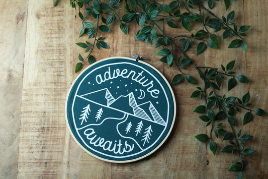 Wandcirkel "Adventure awaits"