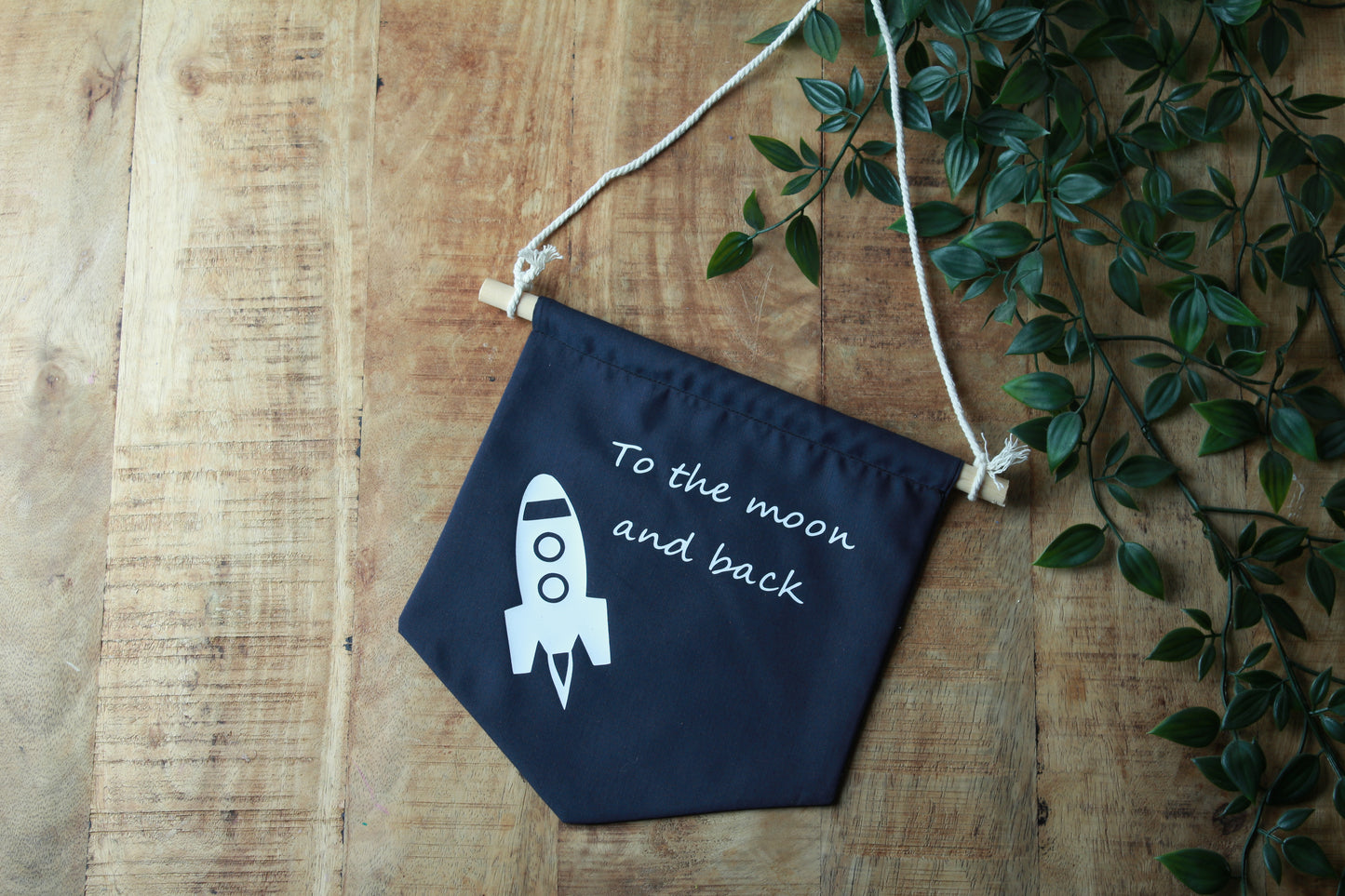 Vaandel “To the moon and back”